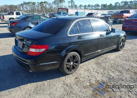 2011 Mercedes-Benz C 300 Luxury 4Matic/Sport 4Matic z USA, uszkodzony, nr VIN WDDGF8BB3BR162462